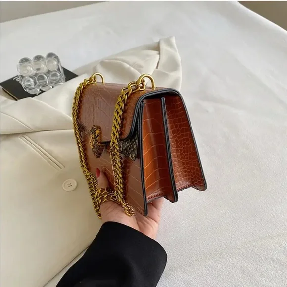 Unbranded Elegant Black Snake-Print Bag w/  Golden Lion Head & Golden Chain-NIP - Picture 12 of 16